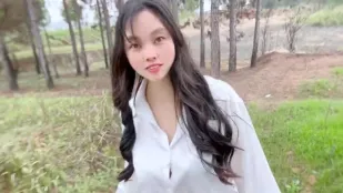黑丝少妇勾引爬山高中生