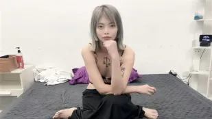 可爱的小只马狐宝6P居然被男优疯狂的轮一刻都不给她休息的时间