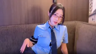 化身性感女警官被骑乘狂操颜射吞精 玲奈