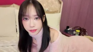 跟一个大学刚毕业提出什么要求都会说好的善良女同事出差不小心开启了她的慾望钥匙 艾嫣