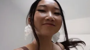 今天是牛仔性感女郎与男友爱爱精液射的满脸都是 EMILY