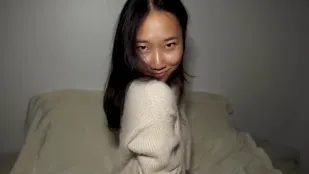 第一视角看我和男友睡前自慰性爱 EMILY