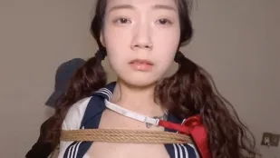 甘愿被束缚交出身体的控制权被当作性玩具干到潮水不止还说不够还要