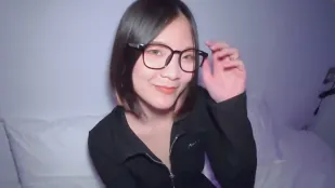 可爱短髮眼镜萌妹被羞耻的玩弄 粉色的穴被操出老二的形状