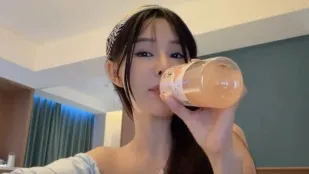 极品名媛闺蜜外出旅游住酒店直播勾引榜一大哥