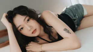 开朗活泼的冲浪女子Kumi有着可爱的反差萌女上位抽插时就像是在浪上一样摇摆射精