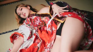 丽露Leelo 绝美新人！和服滑落爆出顶级美乳 全裸情色互动