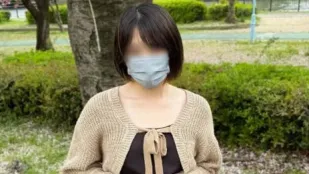 FC2PPV-4680591 真正的素人与曝光白天在公园玩耍
