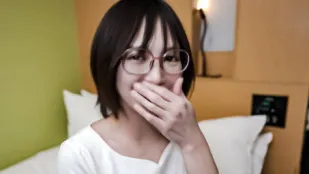 FC2PPV-3305003 戴眼镜的勤奋女孩