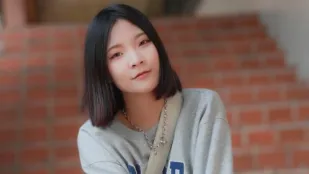 女大生迟到乾脆不去上课闲晃的22岁女大生
