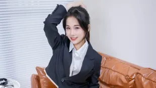 居家监禁新手美女观护人首次上门检查没想到被五年没碰女人的出狱猛男盯上 婕咪