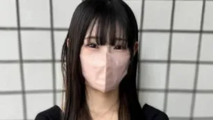 FC2PPV-4691899 笑容迷人的苗条贫乳J系少女与她亲吻不停