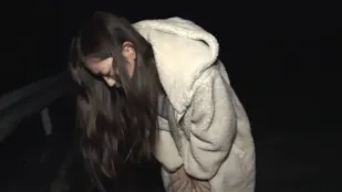 FC2PPV-2984375 淫荡的女孩在街上进行了她的第一次户外性爱