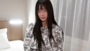 FC2PPV-4598367 阴毛浓密女孩被劝说现场不戴安全套拍摄