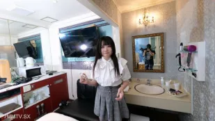 FC2PPV-4540648 偶像脸美女呻吟中出