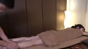FC2PPV-4755831 女大学生淫荡的身体颤抖着达到高潮