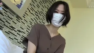 FC2PPV-4860175 高敏荡妇纤细人妻前后编