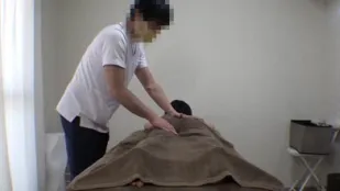 FC2PPV-4518464 羞涩店里身体僵硬的苗条美女