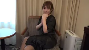 FC2PPV-4331307 一位用她刷处女的美丽女士