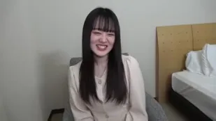 FC2PPV-3239447 美丽纯洁的黑发女孩