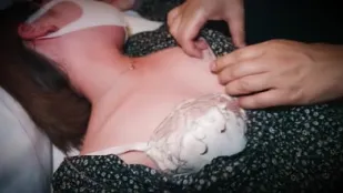 FC2PPV-3178929 醉酒的女大学生被发现昏倒在立交桥拐角处