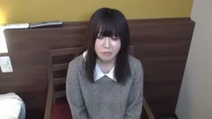 FC2PPV-2859283 与身材娇小紧张的素人美女进行纯粹的性爱