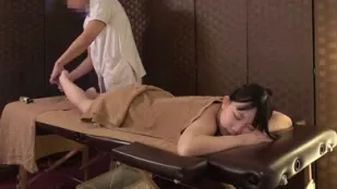 FC2PPV-4790130 顾客在按摩过程中达到性高潮