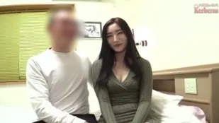 FC2PPV-4792595 漂亮妻子瞒着丈夫在卧室里第一次玩三人行