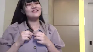 FC2PPV-1875825 湿透敏感的性感女孩