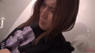 FC2PPV-1693381 在和丈夫购物时被叫走然后被带到多功能洗手间被灌精后她带着滴着精液的精液被送回丈夫身边