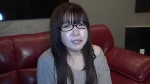 FC2PPV-1640047 戴眼镜的敏感喷水女孩