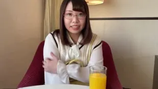 FC2PPV-1343015 戴眼镜的可爱女孩