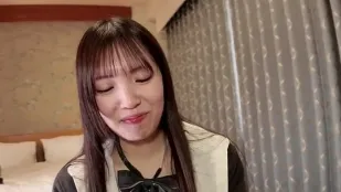 FC2PPV-4848364 无剪辑甜美笑容的优等生放学后直捣处女地确保怀孕的禁果内射连续猛烈射击让少女湿润的阴道变得黏稠如胶