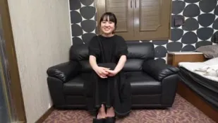 FC2PPV-4568999 婚后与丈夫以外的其他人向年轻妻子展示他完全勃起的鸡巴以获得奖励