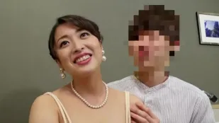 FC2PPV-1130564 其实有偶像经历熟女x大学生双人组年轻男子围绕丰满的淫妇摇摆着肉感和洞穴白眼高潮不断喷射的大奶熟女妈妈活双重乱交私人拍摄喜欢内射无限制