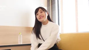 FC2PPV-1101456 就读于女校的萌萌酱十岁初体验与老师共度良宵超级喜欢大叔J手指按摩引发大量喷射液绝美的高潮表情和臀部不容错过令人惊讶的微笑
